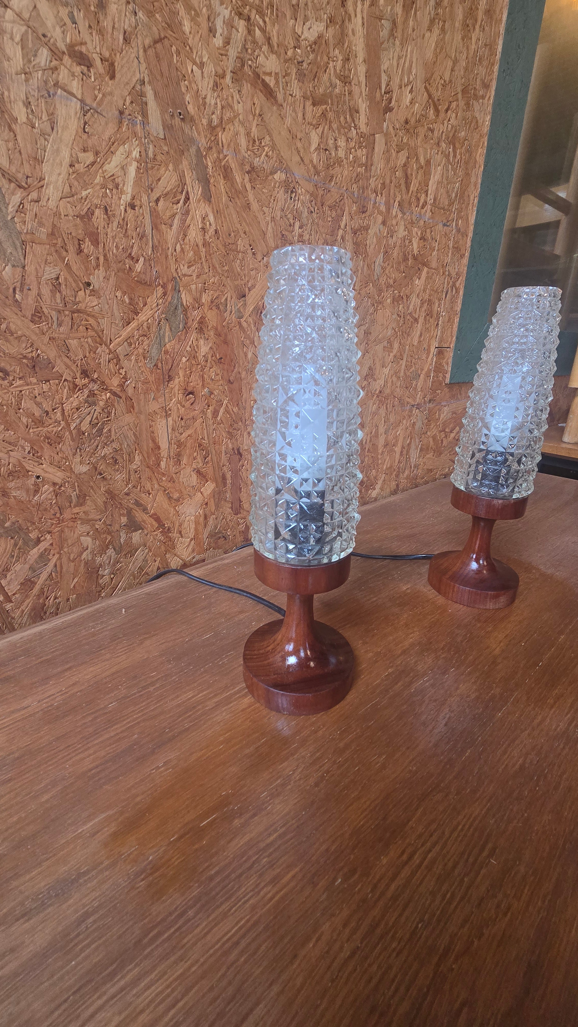Paire de Lampes à Poser – Teck & Verre Pressé (Circa 1960)