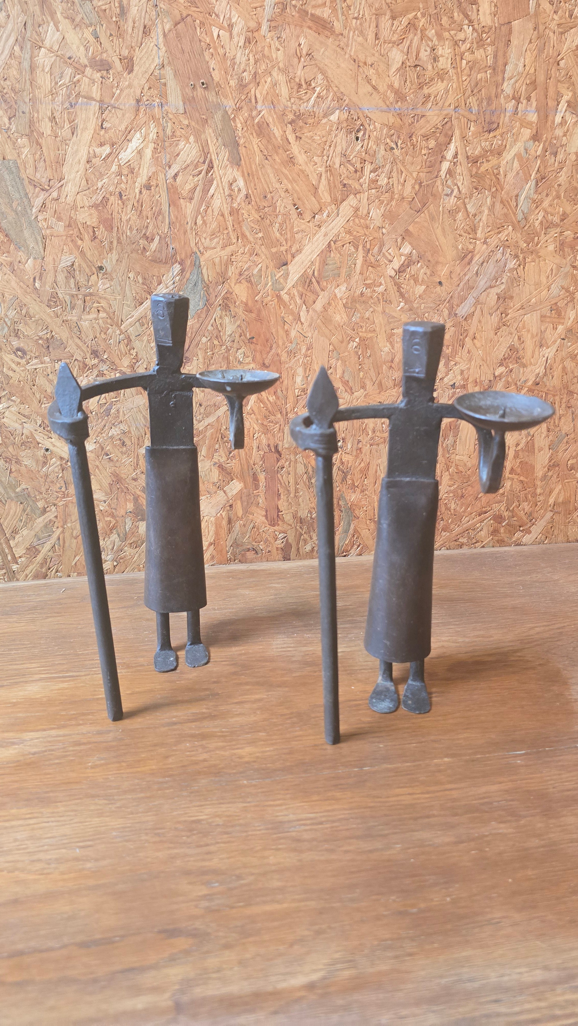Paire de Bougeoirs Anthropomorphes en Fer Forgé – Style Brutaliste