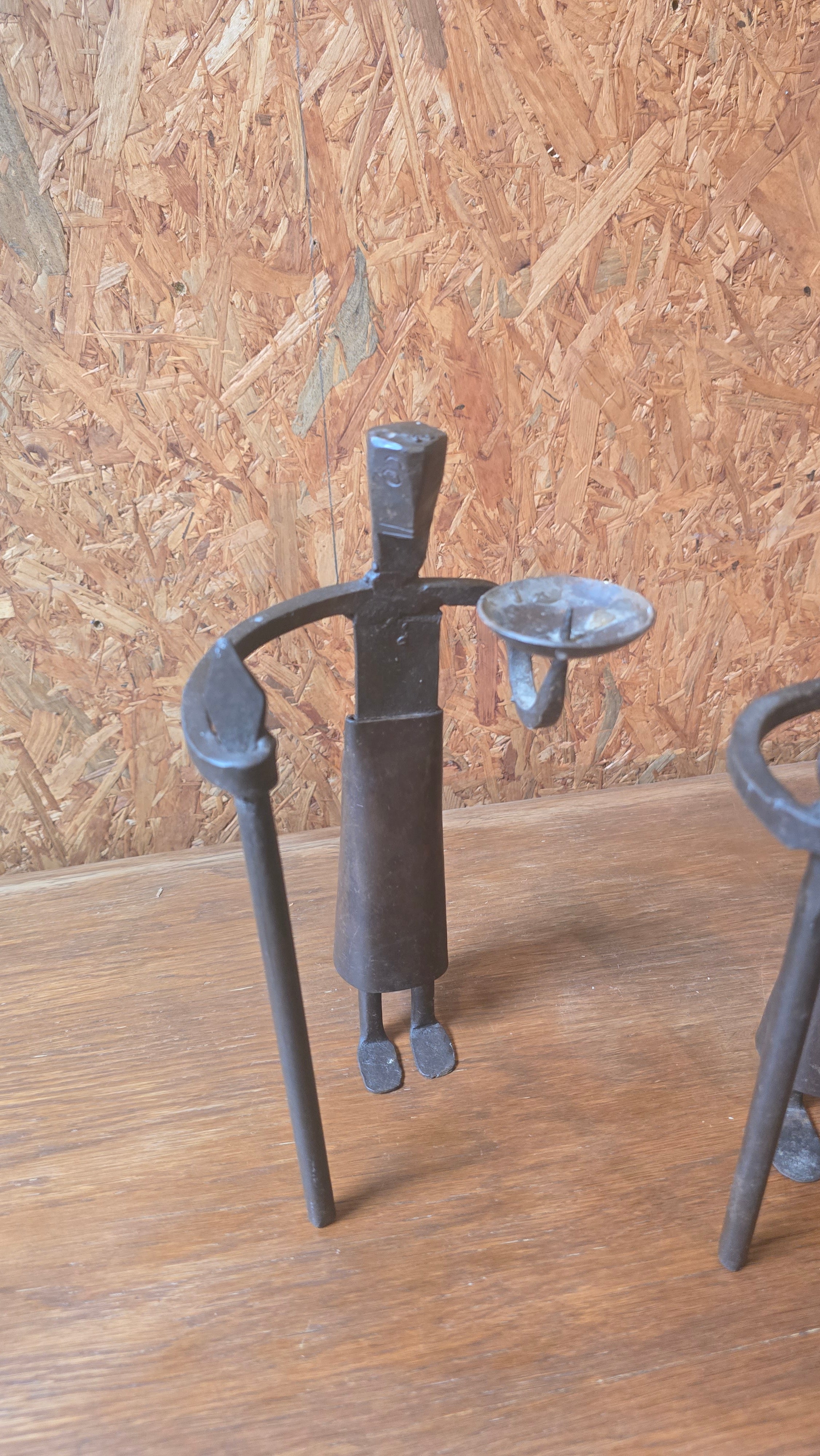 Paire de Bougeoirs Anthropomorphes en Fer Forgé – Style Brutaliste