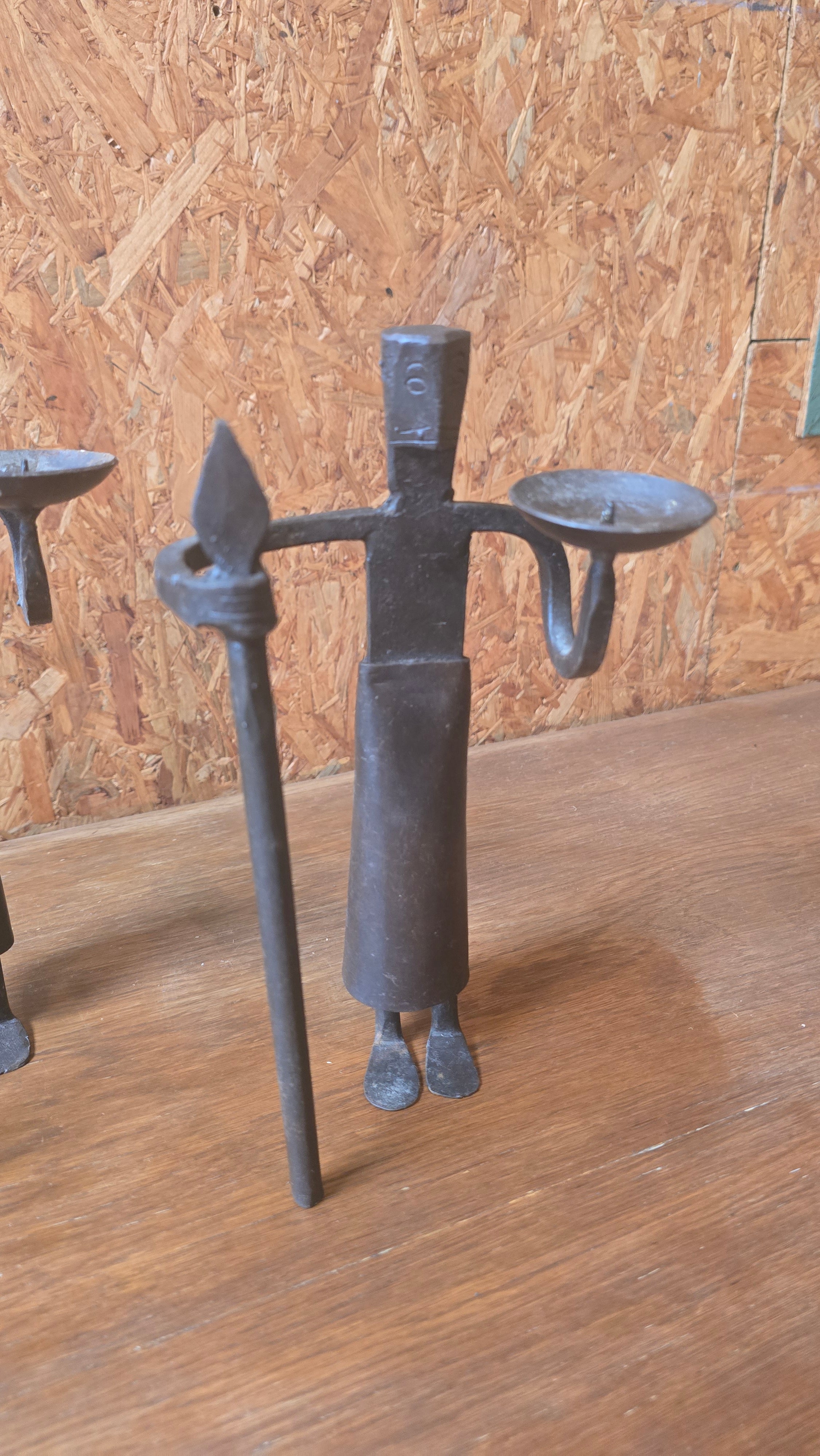 Paire de Bougeoirs Anthropomorphes en Fer Forgé – Style Brutaliste