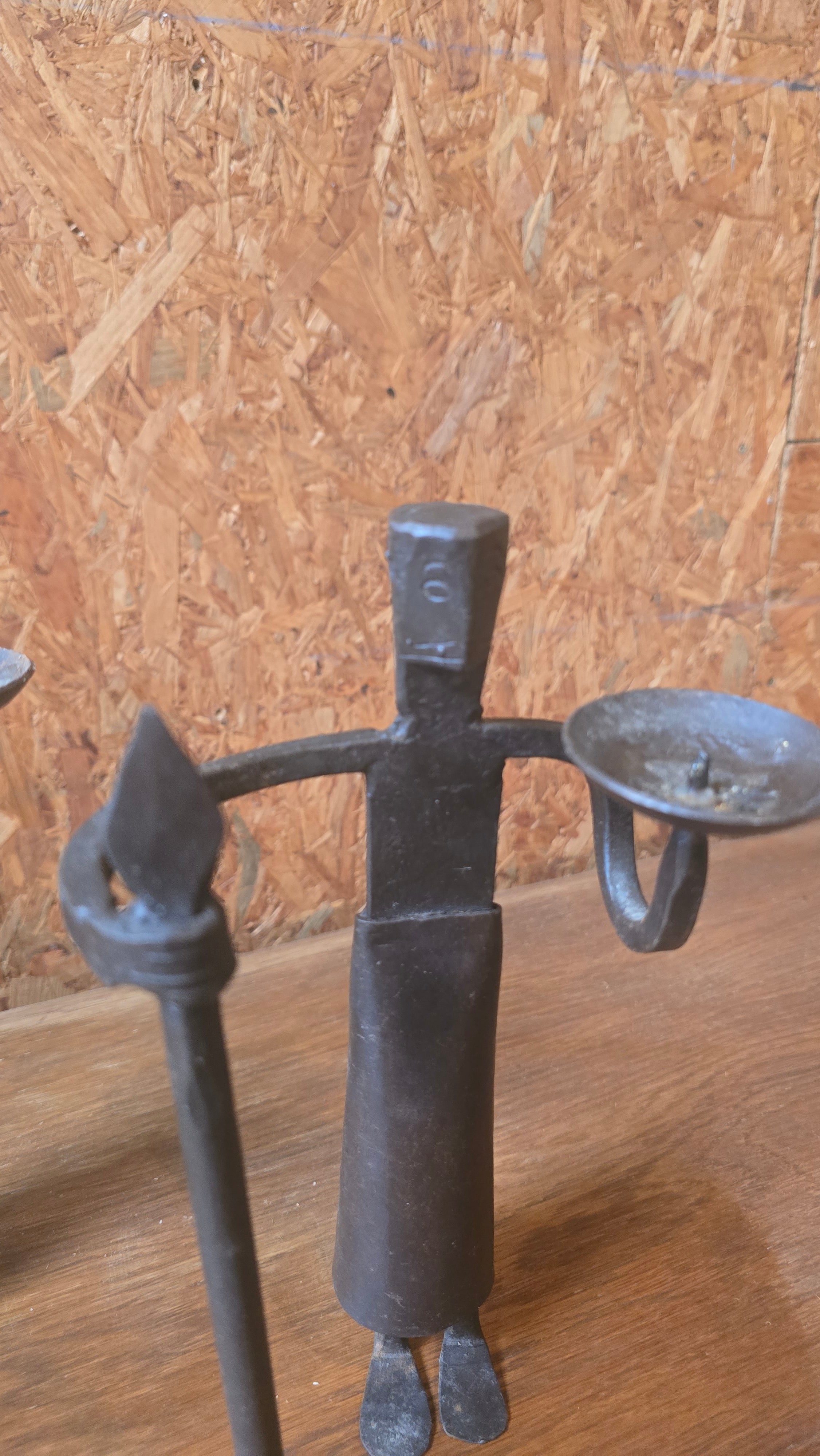 Paire de Bougeoirs Anthropomorphes en Fer Forgé – Style Brutaliste