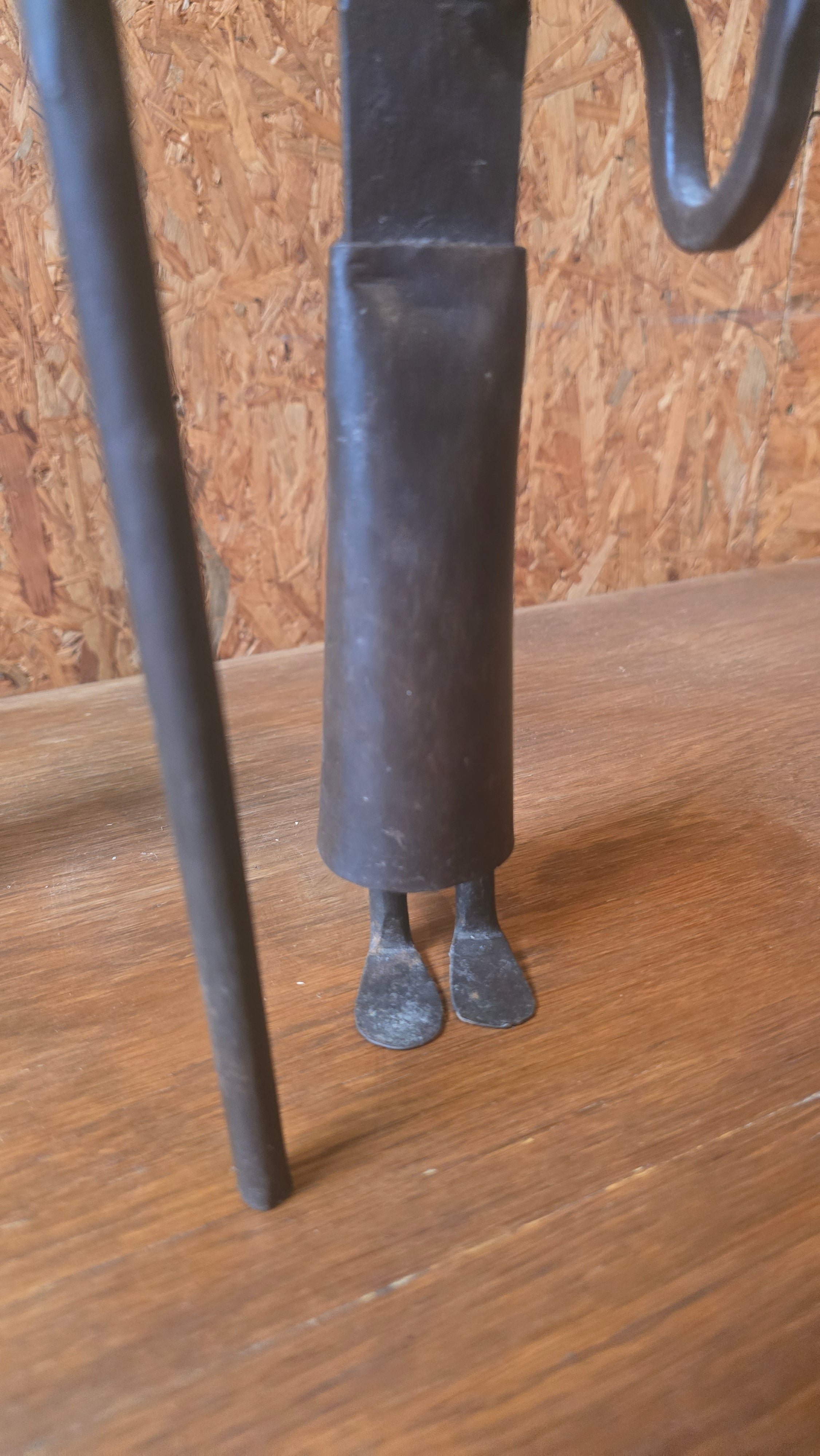 Paire de Bougeoirs Anthropomorphes en Fer Forgé – Style Brutaliste